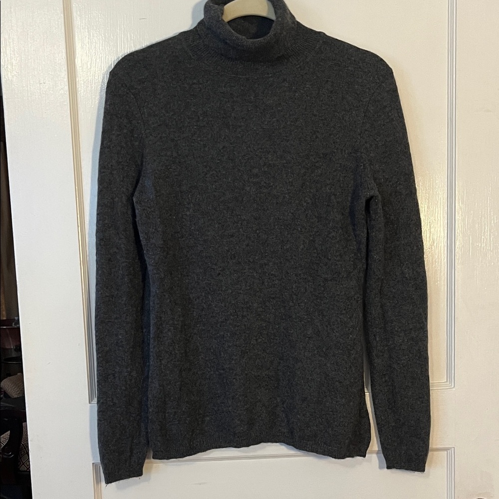 Timeless Charcoal Grey Cashmere Turtleneck Sweater size small